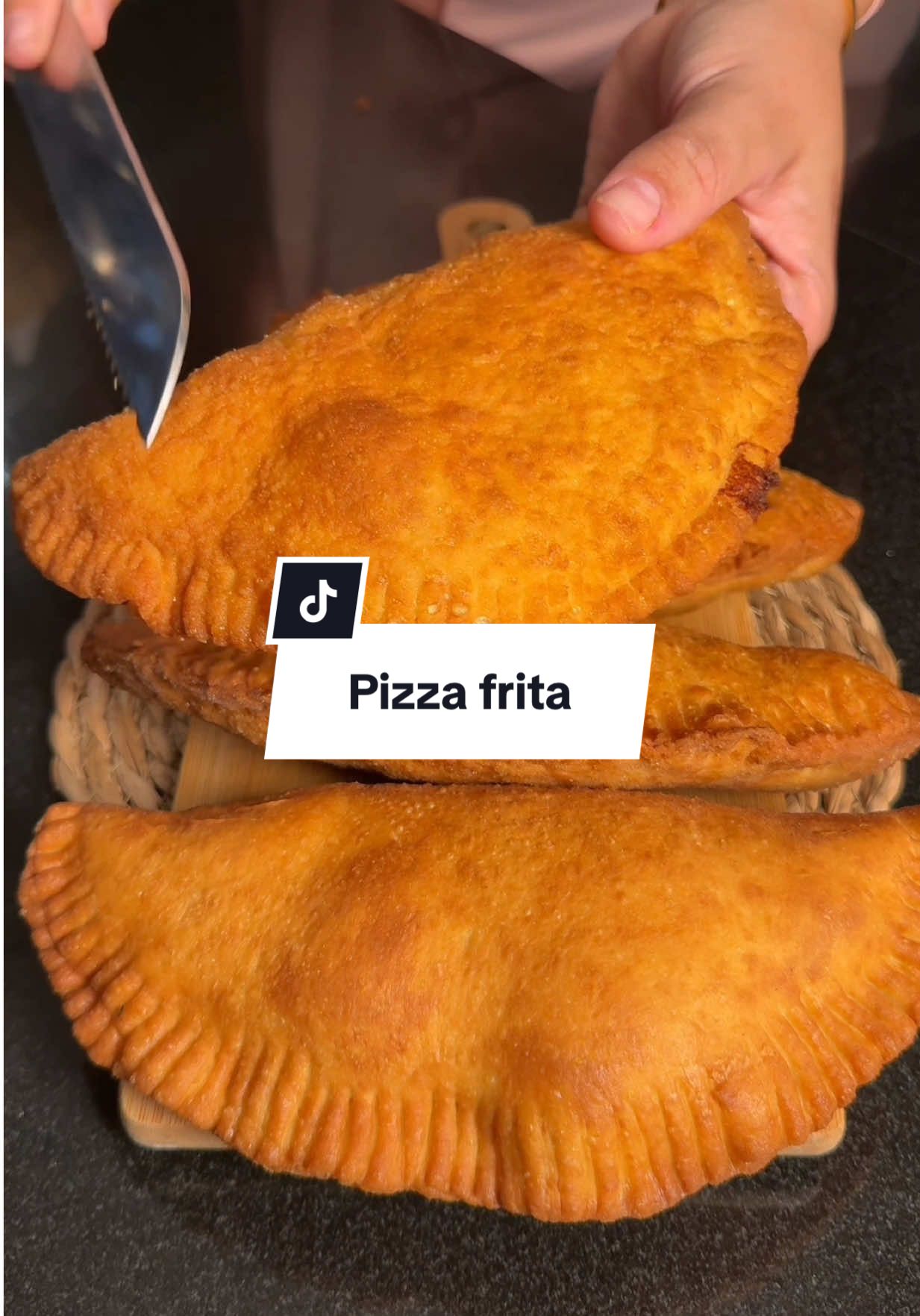 A post by @eloalmeida8 on TikTok caption: Pizza frita 