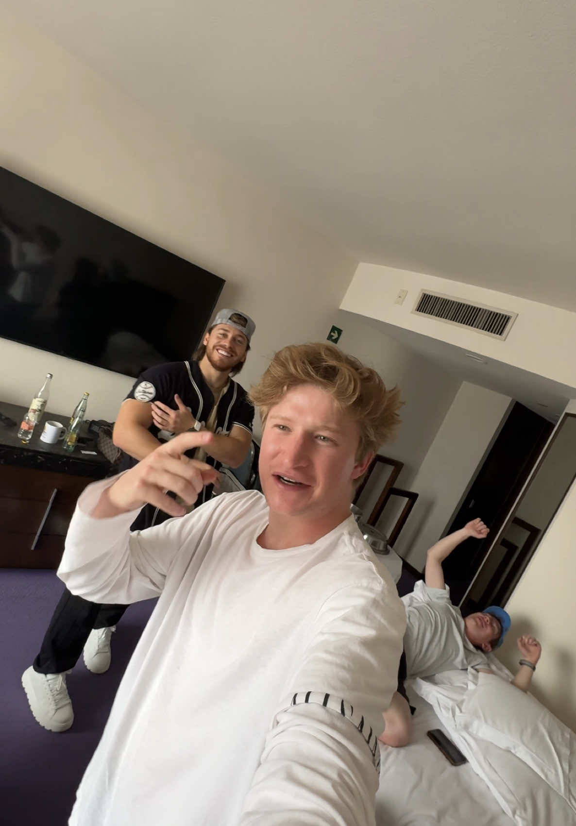 A post by @alextachers on TikTok caption: Vlog suculento con invitados, comida y evento 🙂‍↕️⭐️