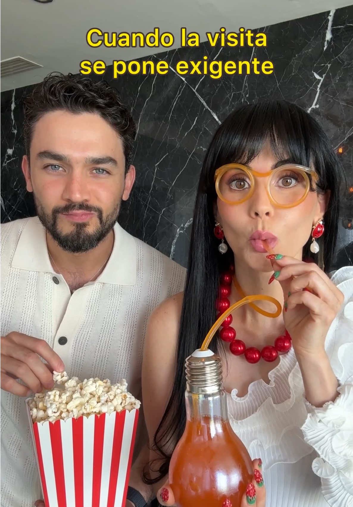 A post by @carolinarinconf on TikTok caption: La visita se pone exigente 🤣 @José Manuel 🍿📺 #hermanos #visita #humor #familia 