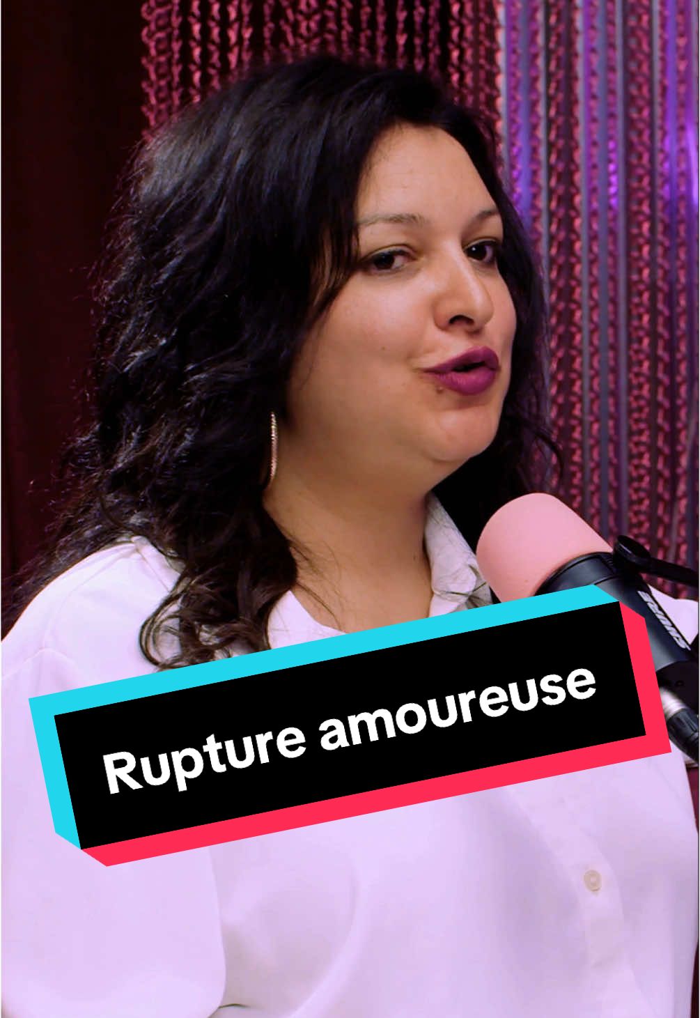 A post by @sxoralpodcast on TikTok caption: Cette semaine au podcast, c’est le retour de @Sandra qui vient nous parler de rupture et de trucs pour recommencer à dater. 💔🤍 L’épisode est disponible partout. On a répondu à plus de questions sur notre après-show Patreon🔥