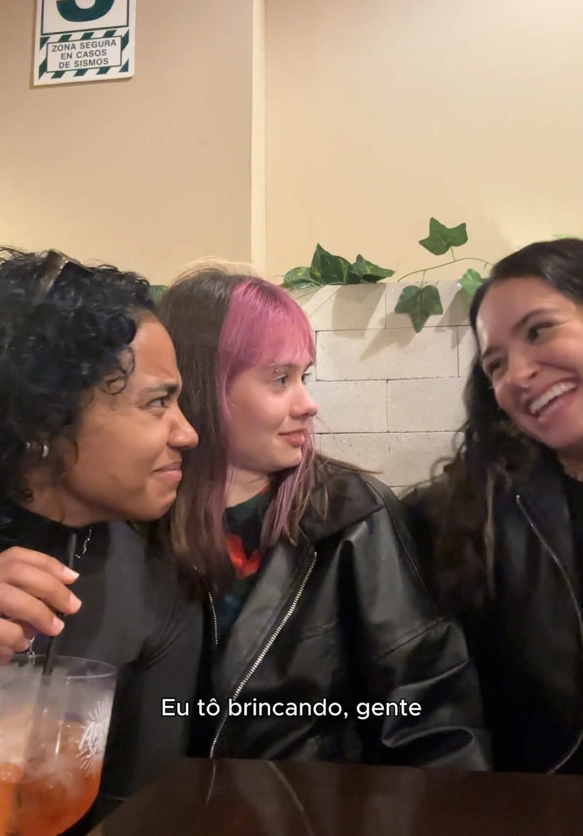 A post by @juliakbarni on TikTok caption: Respondendo a @Julia k Barni fc pt. 2 talvez já nos odiamos 