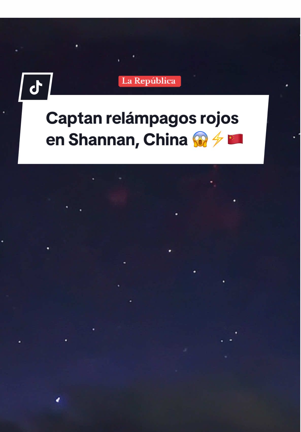 A post by @larepublica.pe on TikTok caption: En China, fueron captados en video varios rayos llamados “duendes rojos”. Se tratan de descargas eléctricas que se originan cuando un rayo especialmente potente modifica el campo eléctrico en la ionosfera, lo que provoca brillantes destellos de color rojo que adoptan formas impresionantes, como columnas o figuras parecidas a medusas. #larepublica #china #relampagos #duendesrojos #fenómeno #rayo #cielo #shannan #impactante #internacional #viral 