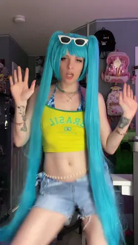 A post by @samzcos on TikTok caption: I only know the beginning 🧍🏻‍♀️ also who’s the owner of this dance 😭 #miku #mikuhatsune #hatsunemiku #brazilmiku #brazilianmiku #vocaloid #samzcos 