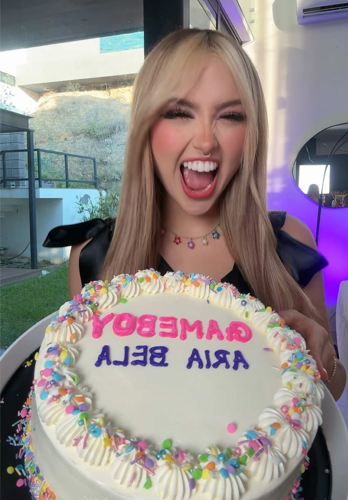 A post by @arigameplays on TikTok caption: GAMEBOY YA DISPONIBLE EN TODAS LAS PLATAFORMAS! Vayan a ver el videito en YT también 🤭🩷 #arigameplays #ariabela #fyp