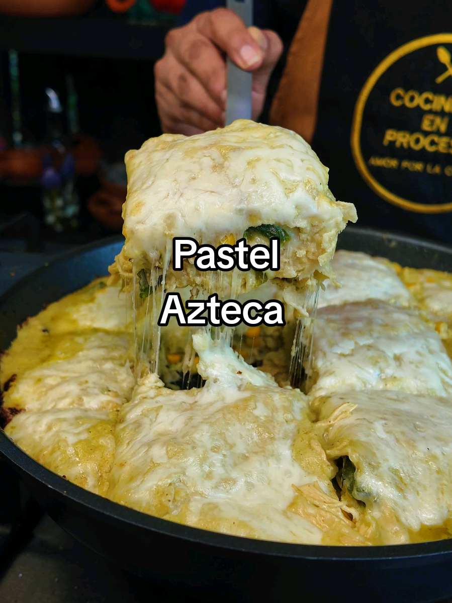 A post by @cocineroenproceso on TikTok caption: ¡Pastel Azteca en salsa de Poblano! #yosoycocinero #recetas #recetasmexicanas #comidamexicana #recetafacil #pastelazteca #salsadePoblano 