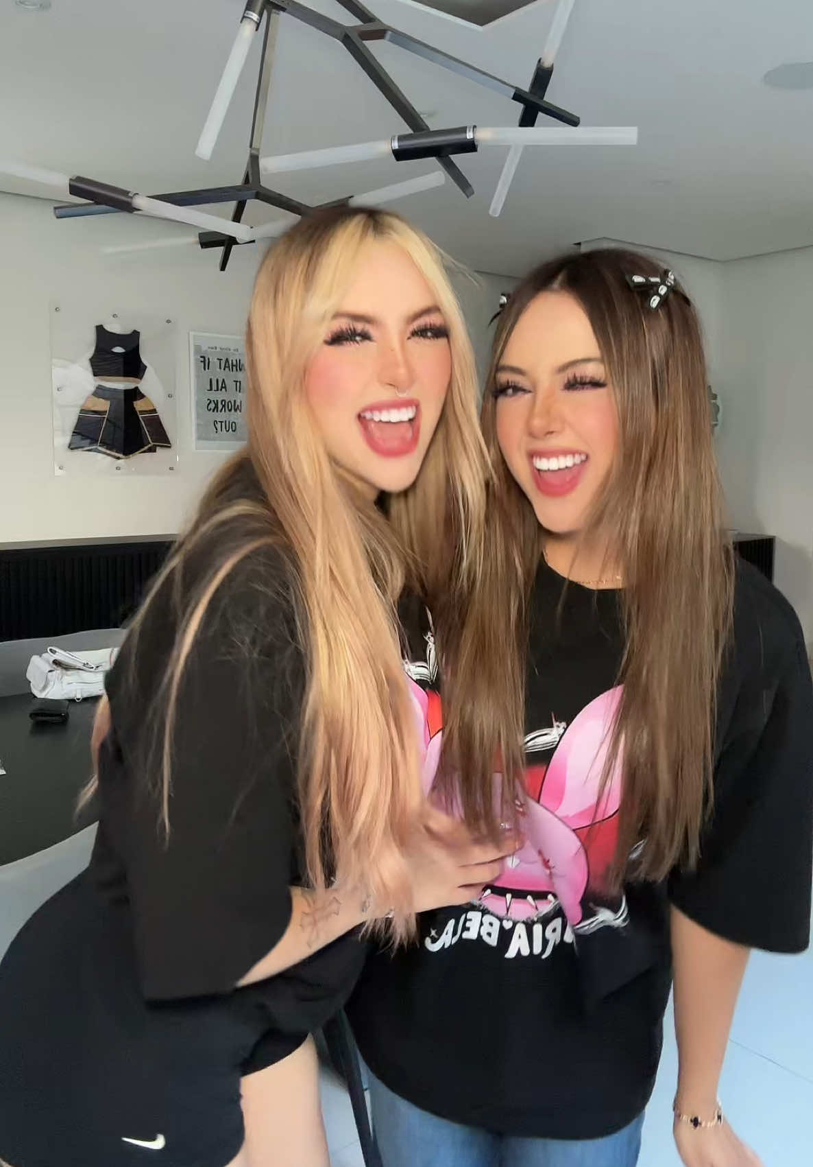 A post by @amablitz on TikTok caption: NOS PARECEMOS? 🤭🫶🏼 @ARIA 🍓 #fyp #amablitz #viral #ariabela 