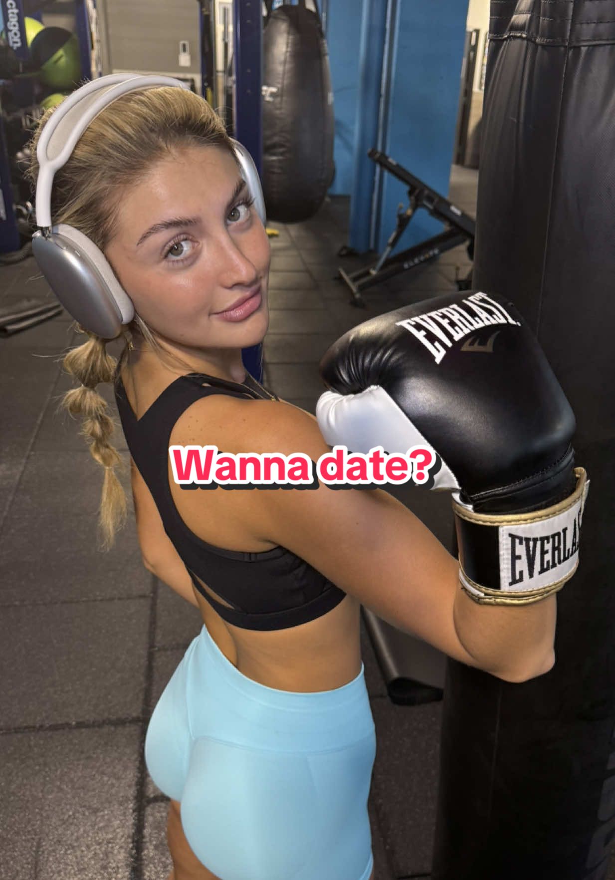 A post by @sallyyyyhakin on TikTok caption: DMs are open🤭  #gymdate #gym #fitness #dateideas #datenightoutfit #datenightchallenge 