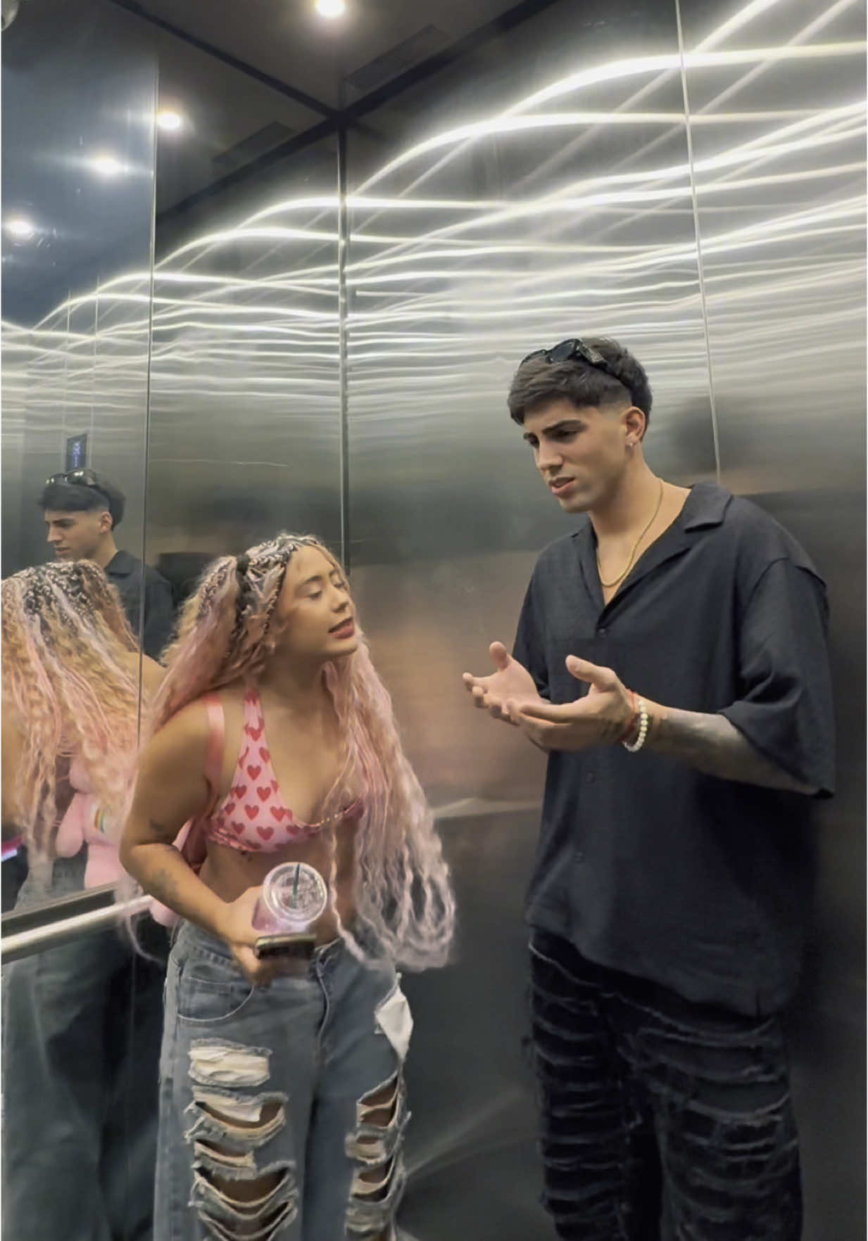 A post by @mateosarc on TikTok caption: Auch 👀🤣@LA MAFE TV 🌸 #humor 