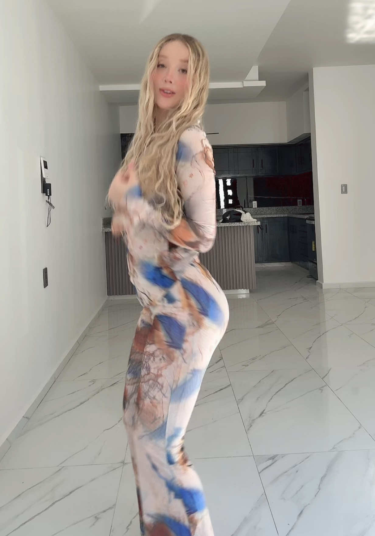 A post by @lolamariass on TikTok caption: @Fashion Nova  con cual ropa crees que luzco más? 😍 ame todo 
