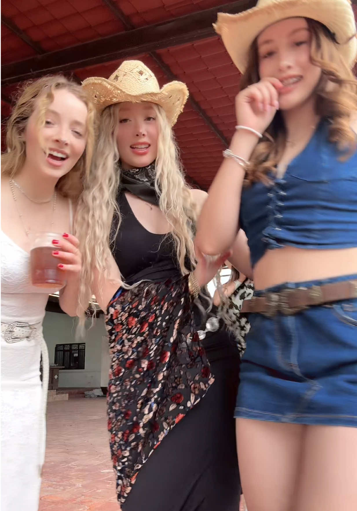 A post by @lolamariass on TikTok caption: I g Fany estefanig09 ❤️ AL FINAL SALE QUIEN PERDIÓ 😭😂