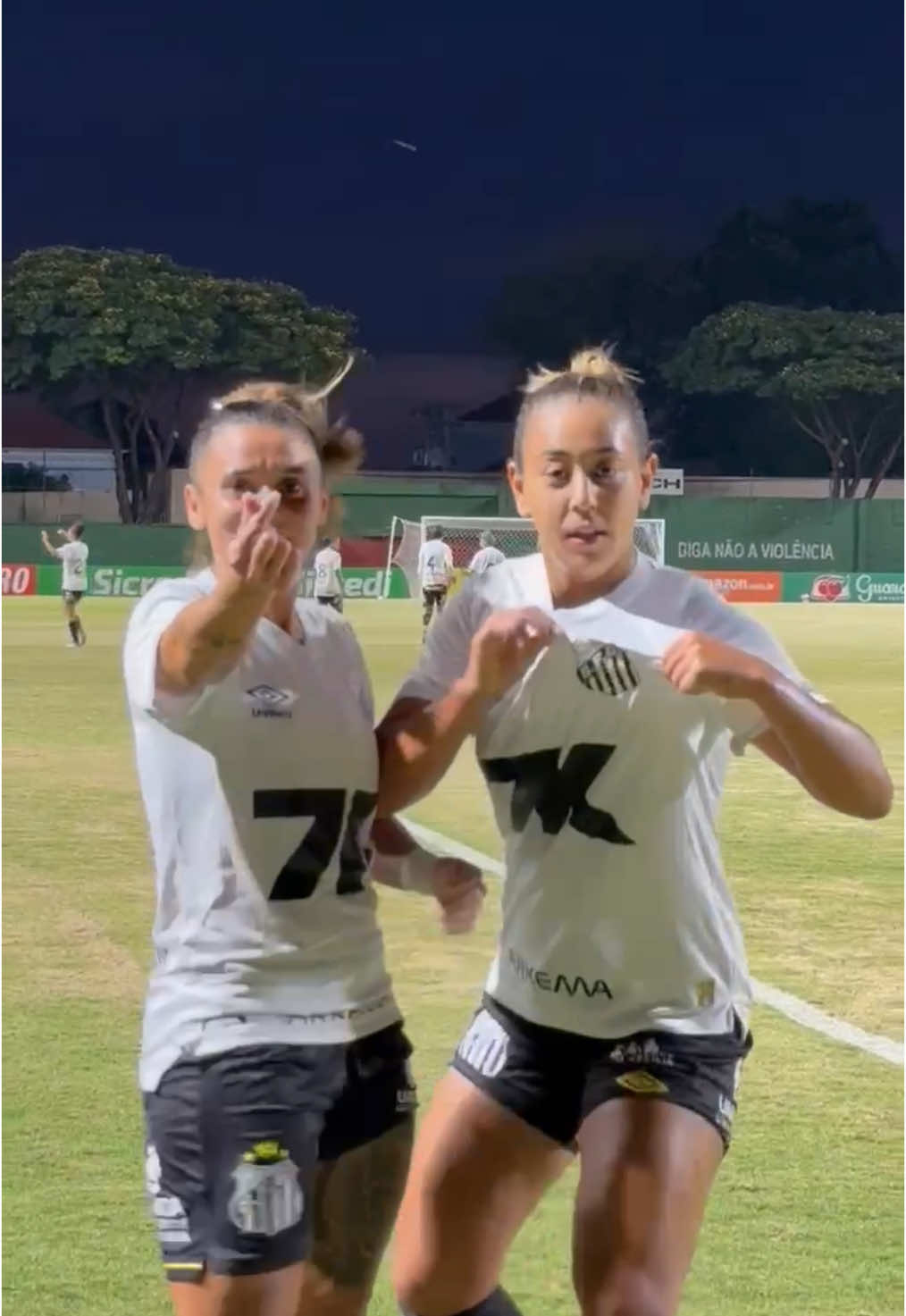 A post by @santosfc on TikTok caption: O golaço de falta da Rafa Andrade no empate das #SereiasDaVila! ⚽️ #Santos #SantosFC #TikTokEsportes #Gol 