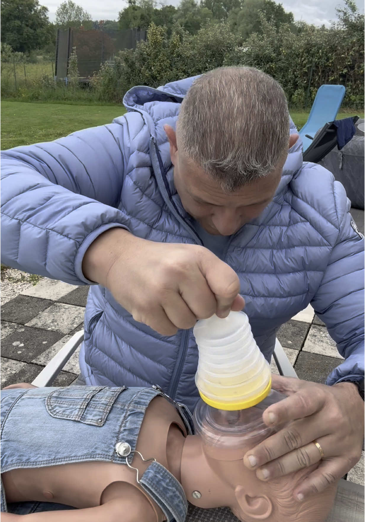 A post by @lvprvention on TikTok caption: 🎥 Attention parents et grands-parents ! 🚨 L’étouffement chez les bébés et enfants, c’est une peur bien réelle… mais ne tombez pas dans le piège des gadgets “anti-étouffement” ! 😱 Ces produits n’ont JAMAIS prouvé leur efficacité et beaucoup profitent de vos craintes pour se remplir les poches. 💸 Protégez vos petits avec des gestes simples et fiables, pas avec des promesses vides ! 💪 #SécuritéBébé #Étouffement #ConseilsParents #MéfianceArnaques 