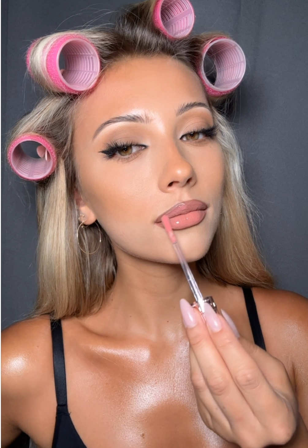 A post by @alexisfrasca on TikTok caption: eyebrows tweezed, lips glossed, face bronzed