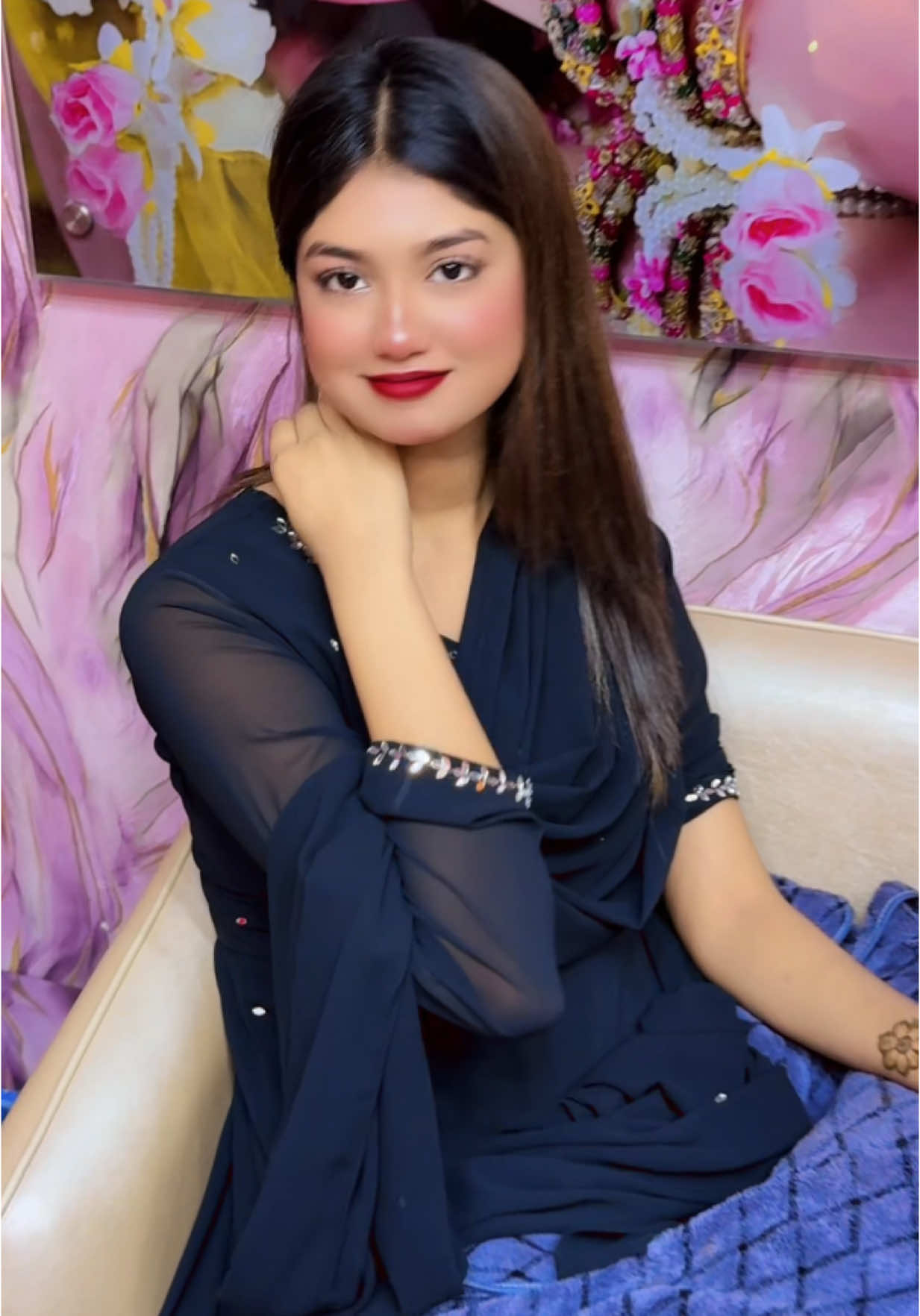A post by @anjumanvibes on TikTok caption: যারা যারা আমার সাথে দেখা করতে চাচ্ছিলা তারা দ্রুত করে চলে আসো আমি কিন্তু অলরেডি আমার পার্লারে চলে এসেছে ❤️এবং আজকে আমাদের কিন্তু প্যাকেজগের অফার গুলো দ্রুত লুফে নাও 🌙 আমাদের অফার গুলো কিন্তু আজকে চাঁদ রাত পর্যন্তই@anjumanglowstudio #mehjabin98 #mehjabinjr 