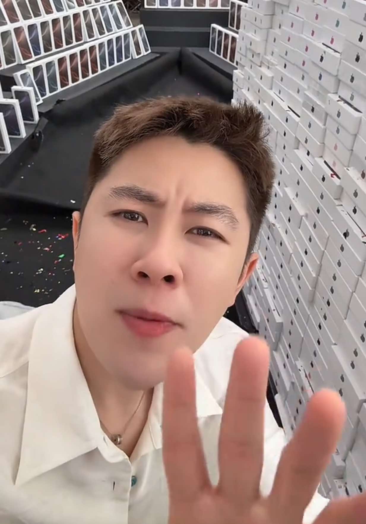 A post by @win.william_official on TikTok caption: ใครจะตุนของเย็นนี้เจอกันนะทุกคน #winwlliam 