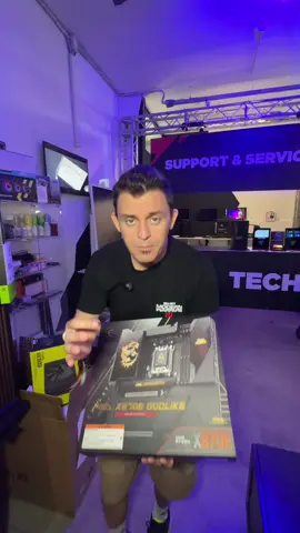 A post by @esportpalace on TikTok caption: Qui trovi di tutto! Ti facciamo i pc come li vuoi tu! E puoi acquistare tutto anche su tiktokshop come questa Mainboard assurda 😍 #tiktokshopitalia 