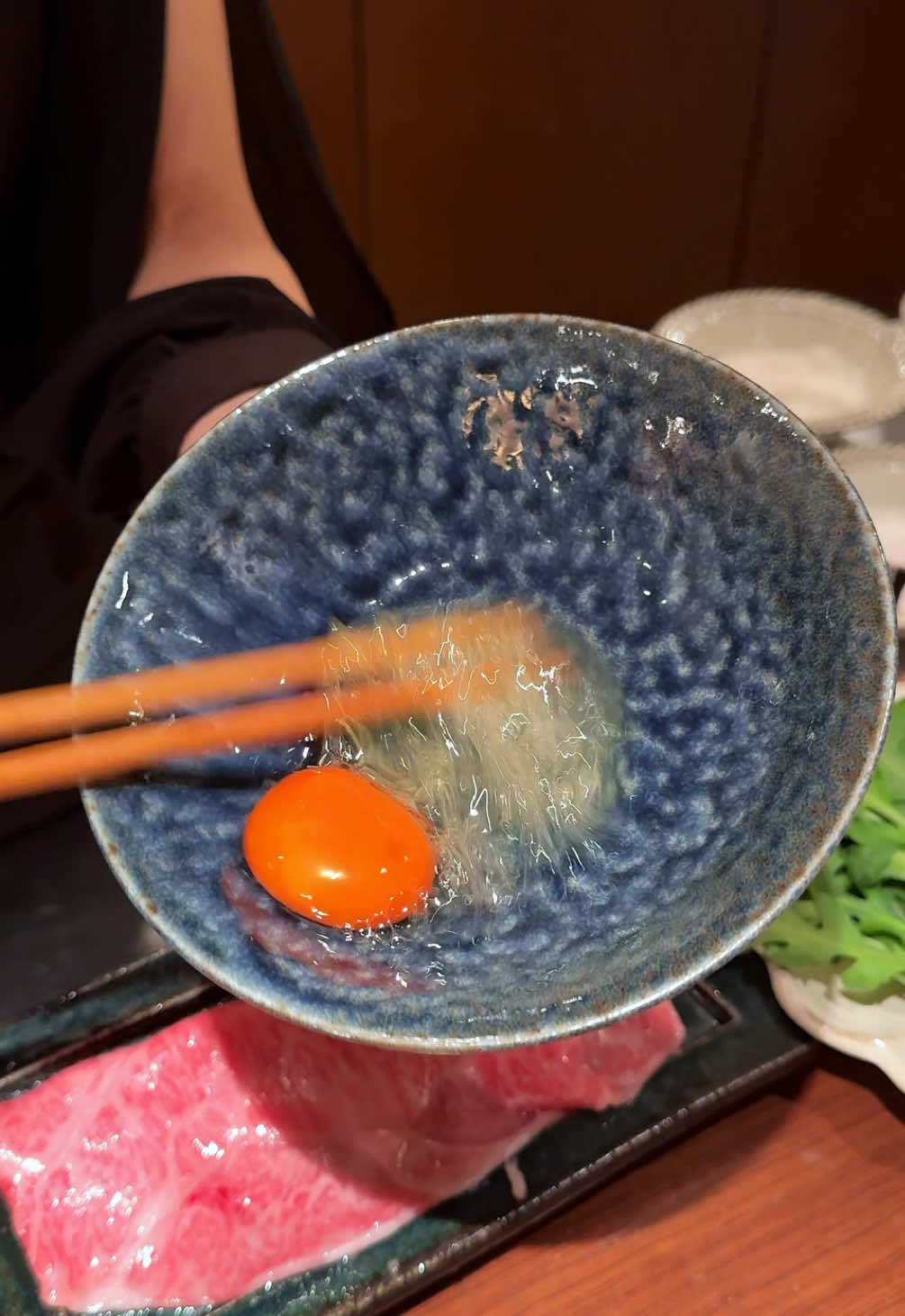 A post by @joker_gourmet on TikTok caption: メレンゲ卵に胃袋をつかまれる新感覚すき焼き🍚 【snack kumachan】 ◎但馬牛リブロースすき焼き 2,500円 肉料理のパイオニアでもある『kumasan』がプロデュースする絶品すき焼きが堪能できる紹介制スナック！ 美しいサシが入った但馬牛をママさん熟練の技で卵白を泡立てて作るメレンゲにつけて食べる新感覚のすき焼き！ メレンゲにすることで口当たりが軽くなり、見事なまでにサシが入っているにもかかわらず不思議と全くしつこく感じない。 脂よりもお肉そのものの旨みがダイレクトに伝わってきて最高に美味しい🤤 ——————————————————— 📍大阪府大阪市北区曽根崎新地1丁目1-28 ひし好ビル5F 🚃北新地駅徒歩5分 ⏰18:00-2:00 💤日曜 ——————————————————— #東京グルメ #大阪グルメ #japanesefood #tiktokfood 