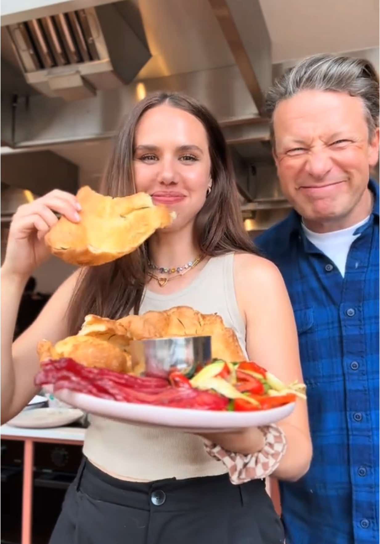 A post by @piaundhalloumi on TikTok caption: Anzeige I Jamie Olivers Kochschule in London – zusammen mit @SamsungDeutschland 💫 Was für ein großartiger Tag! Wir haben gemeinsam mit Jamie Oliver gekocht – in seiner eigenen Kochschule mitten in London. Mit dabei: die neuen Bespoke AI-Produkte von Samsung & jede Menge Genuss. Auf dem Menü: Yorkshire Pudding Rote-Bete-Graved-Lachs Bunter Gemüsesalat Das genaue Rezept ist hier verlinkt: https://s.samsungfood.com/AvUfl Rezept: Zutaten (für 8 Personen) Für den Yorkshire-Pudding:   150 g Mehl ,150 ml Milch, 4 Eier, 50 ml kaltes Wasser, 4 EL Pflanzenöl, 3 Zweige Rosmarin, Salz Für das Gemüse:   600 g grüner Spargel, 500 g gegarte Rote Bete (vakuumverpackt), 8 EL Balsamicoessig, 2 TL Honig oder Ahornsirup, 1 Zitrone, Salz, Pfeffer Für die Creme:    6 EL fettfreier Naturjoghurt,  4 EL Meerrettich (Glas), Salz, Pfeffer, Zitronensaft Zum Anrichten:    Räucherlachs oder Graved Lachs, 4 Schalen Kresse, 4 Zweige Basilikum, Zitronenspalten Zubereitung     Teig vorbereiten: Mehl, Milch, Eier, Wasser und eine Prise Salz zu einem glatten Teig verrühren. In den Kühlschrank stellen (mind. 1 Std.).     Yorkshire backen: Ofen auf 220 °C vorheizen. Öl und Rosmarin in ein tiefes Blech geben, im Ofen erhitzen. Teig hineingießen und ca. 25 Min. goldbraun backen.     Gemüse zubereiten: Spargel grillen, mit Zitronensaft, Salz und Pfeffer würzen. Rote Bete würfeln, mit Balsamico und Honig in der Pfanne erhitzen, bis sie leicht klebt.     Creme anrühren: Joghurt und Meerrettich verrühren, mit Zitronensaft, Salz und Pfeffer abschmecken.     Anrichten: Kresse auf ein großes Brett geben. Rote Bete, Spargel und gezupftes Basilikum darauflegen. Yorkshire-Pudding und Lachs dazu, mit Zitronenspalten servieren. Entspannt, einfach & richtig lecker . #JamieHeartsSamsung #BespokeAI #SamsungBespoke #JamieOliver #ShepherdsPie