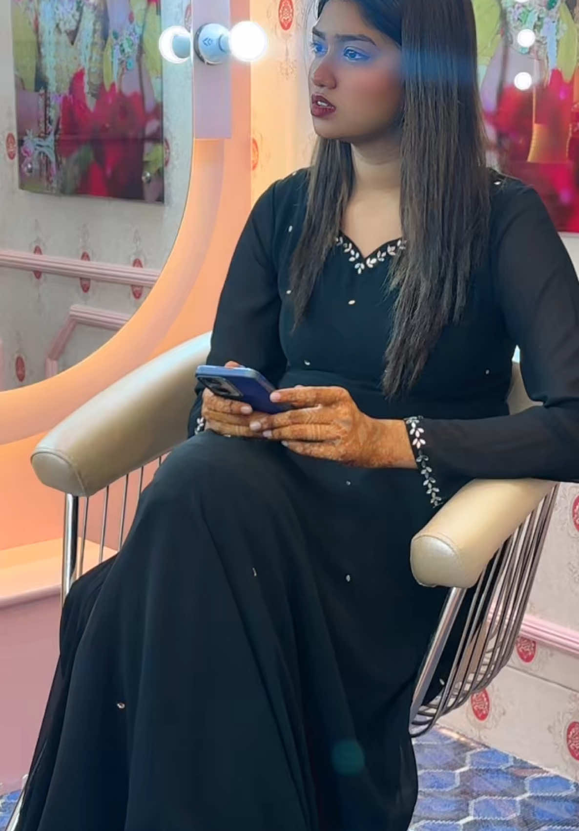 A post by @anjumanvibes on TikTok caption: 🍁আসসালামু আলাইকুম🍁 📣পবিত্র ঈদুল আজহা উপলক্ষে আমাদের Anjuman glow studio ta বুকিং নেয়া শুরু  হয়ে গেছে🌺 ঈদ মেহেদী বুকিং চলছে ✨🌙ঈদ মেহেদী সুন্দর না হলে চলে?? 💯১০০০ টাকার মেহেদী বুকিং এ পাচ্ছেন ভ্রুফ লাখ ফ্রি! 🌙4-6 তারিখ পর্যন্ত সার্ভিস এভেলেবল থাকবে । 🌙মিনিমাম ২000 /- অথবা তার বেশি টাকার সার্ভিস হলেই হেয়ারকাট ফ্রী🥰 এবার যারা দুই হাত ভরে সুন্দর করে মেহেদী দিতে চাচ্ছেন আগেভাগে বুকিং করে ফেলুন আমাদের Anjuman glow studio অফিসিয়াল ফেসবুক পেজে ❤️অথবা আমাদের স্টুডিওতে সরাসরি আসতে পারেন এছাড়াও আমাদের whatsapp নাম্বারে সকল সার্ভিসের জন্য বুকিং দিতে পারেন ধন্যবাদ🥰 হোয়াটসঅ্যাপ নাম্বার:01745360223 লোকেশন: উত্তরা সেক্টর ১৩ ,গাউছুল আজম রোড এভিনিউ মিনাবাজারের অপোজিট ,হাউস ৬৬‼️@Anjuman_Closet @anjumanglowstudio 
