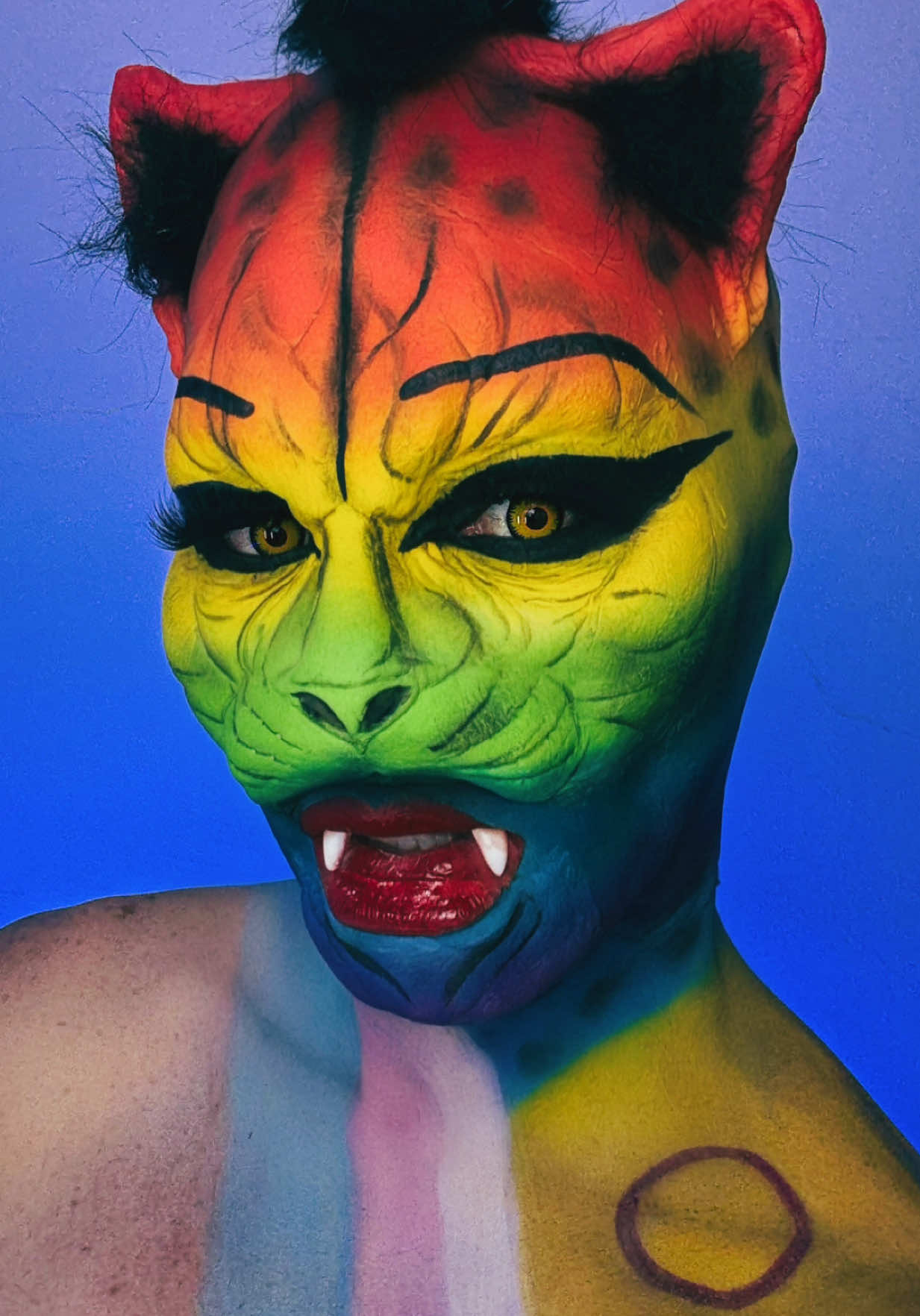 A post by @soyalexreyna on TikTok caption: 🌈 Hoy ya no te escondes. Hoy brillas más fuerte que nunca!!! 🏳️‍🌈🏳️‍⚧️  @LINDA FASHION COSMETICS ✨🖤  #Orgullo #Pride #LGBTQ+ #TuVerdadTeHaceLibre #libredeser #alexreyna #lindafashioncosmetics #polvodehadas #gloss #lindafashion #pride2025 #Pride #LGBTQ #fx #prosteticos #elapagon #TuVerdadTeHaceLibre   