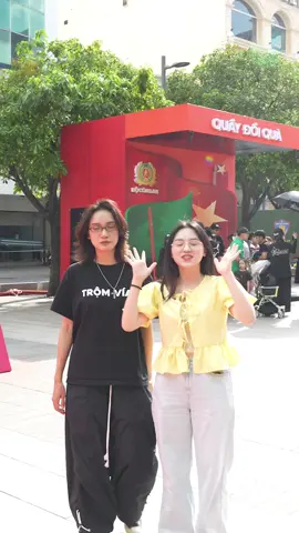 A post by @dangthuhaf on TikTok caption: Không hiểu tại sao lại quên bỏ tất #dangthuhaf #dangthuha #schannel #vinhquangCongannhandanVietNam #VinhquangCANDVietNam 