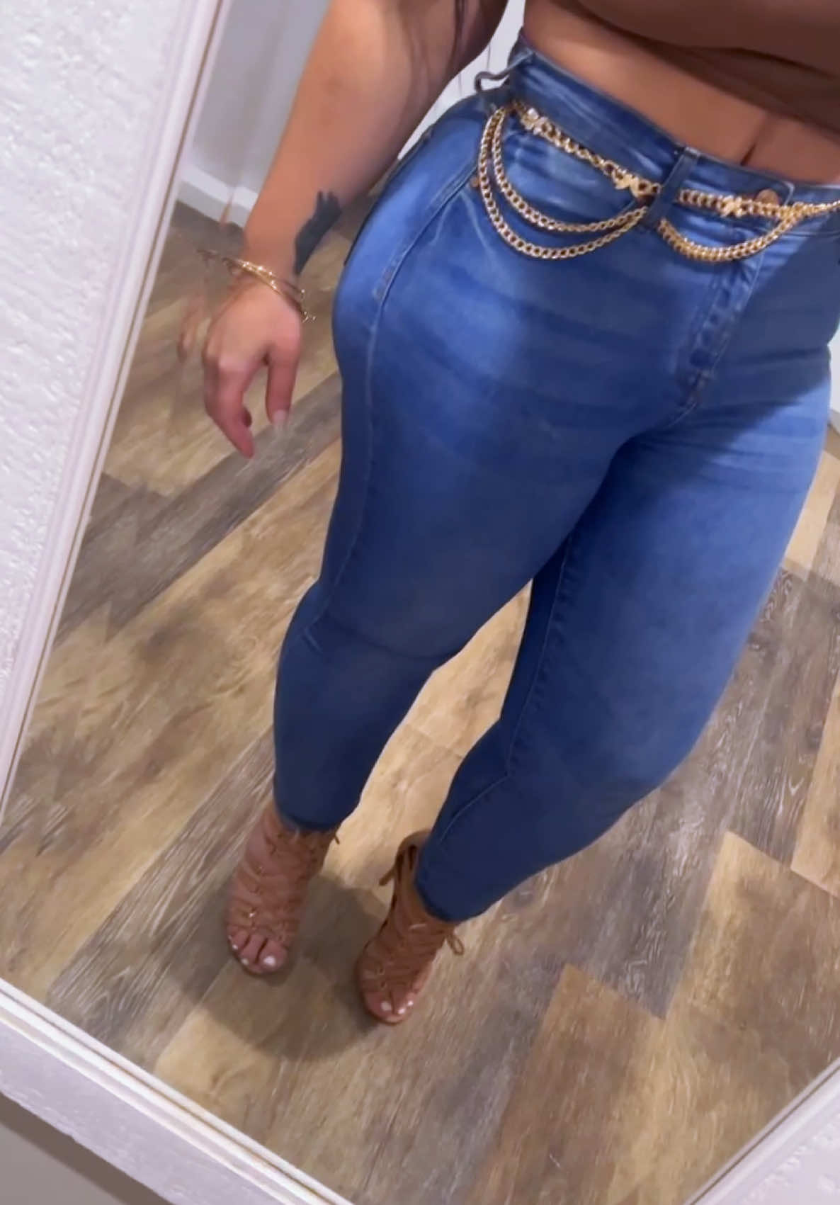 A post by @jessayyyjayyyy on TikTok caption: Hi 😏 #fyp #ootd #MaestriDelPov you’re her #greeneyes N #levis are your vibe✨🫶🏼😊 #onthisday and the #next 