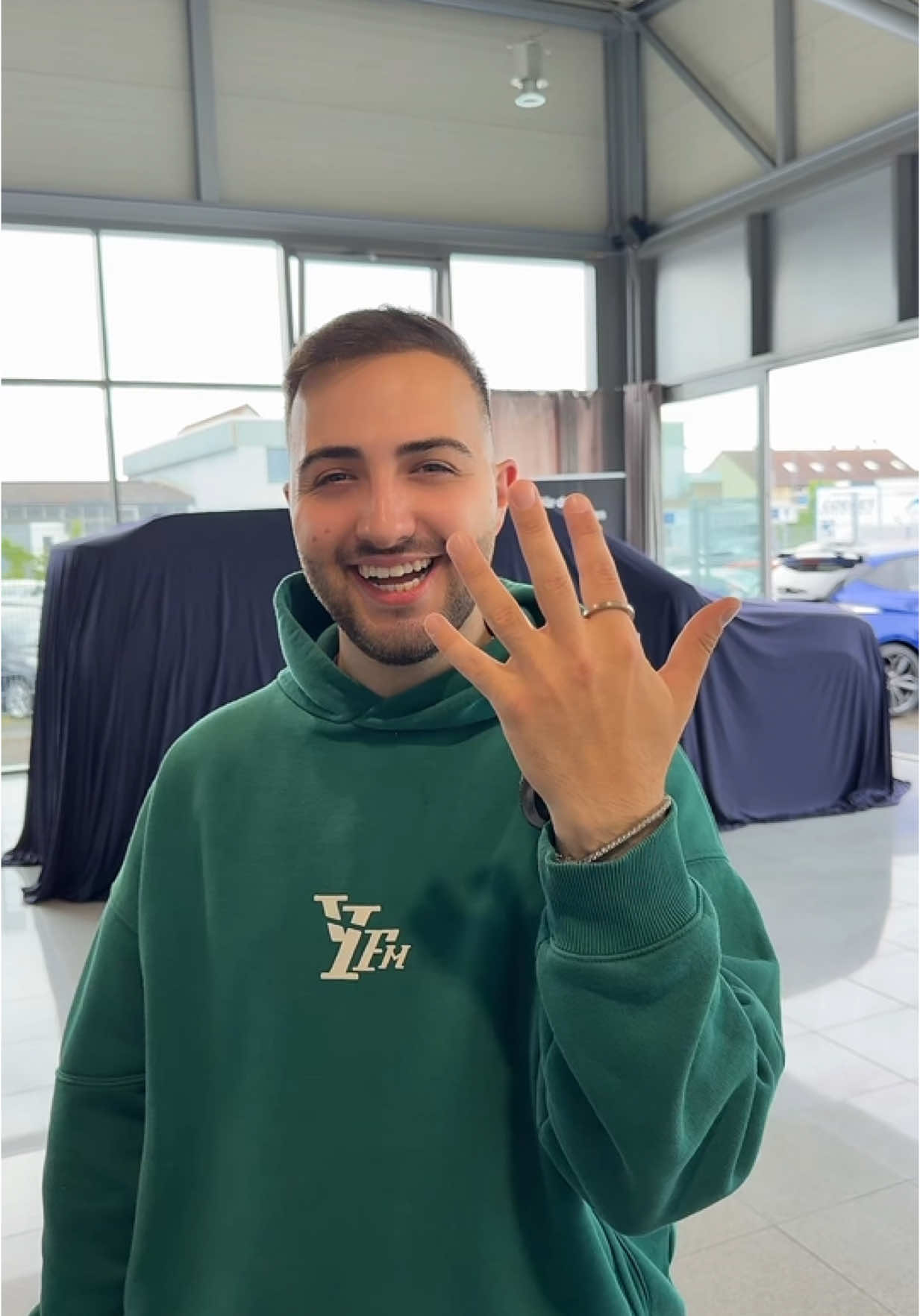 A post by @fmdaniel on TikTok caption: Was glaubt ihr was ist es für ein Auto?😮🤫 #foryou #fyp #viral 
