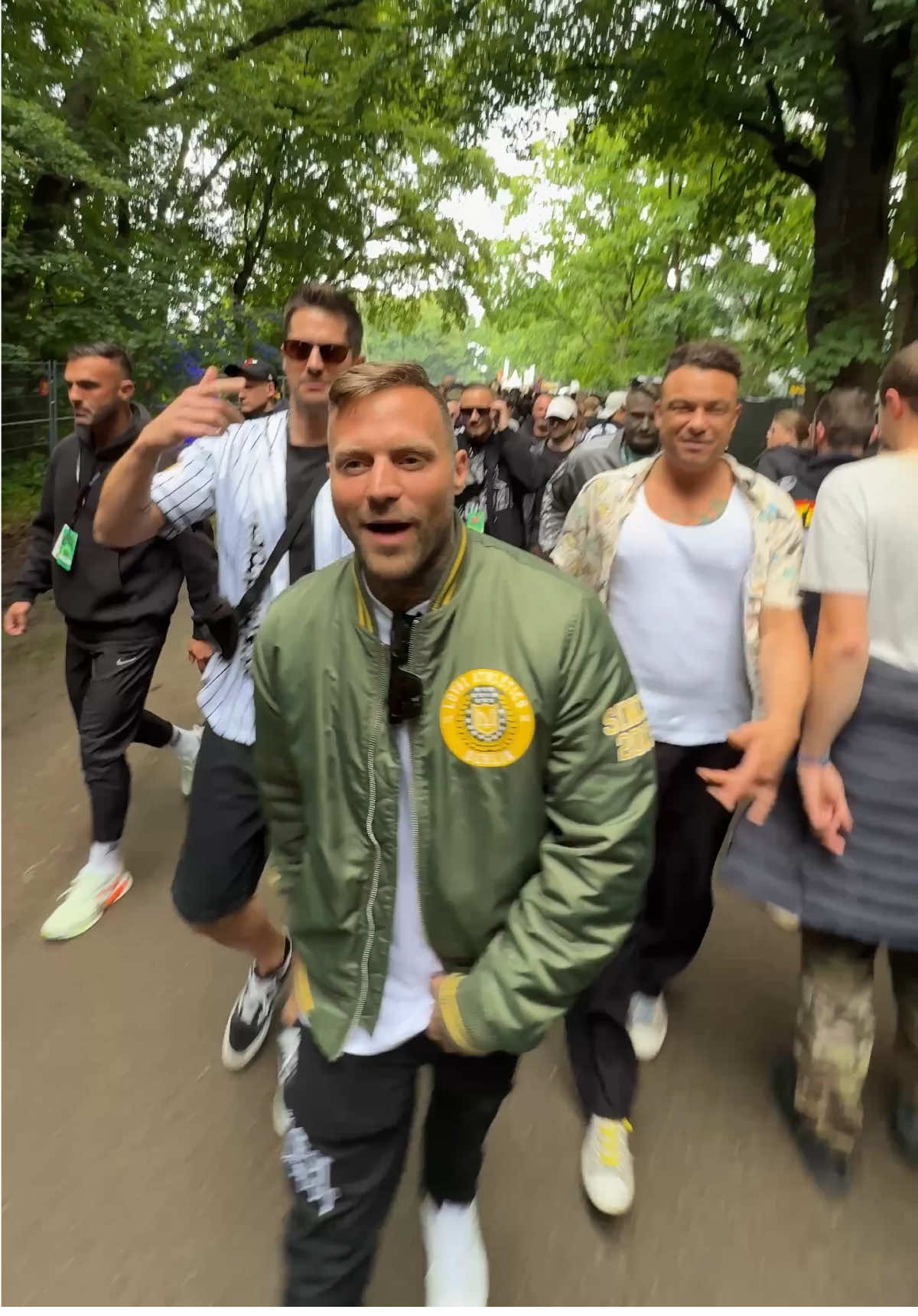 A post by @kontrak on TikTok caption: Wir sind ready! Heute @Rock im Park und morgen @Rock am Ring zusammen auf der Stage!!!! #kontrak #sdp #rockamring #rockimpark #NewMusic 