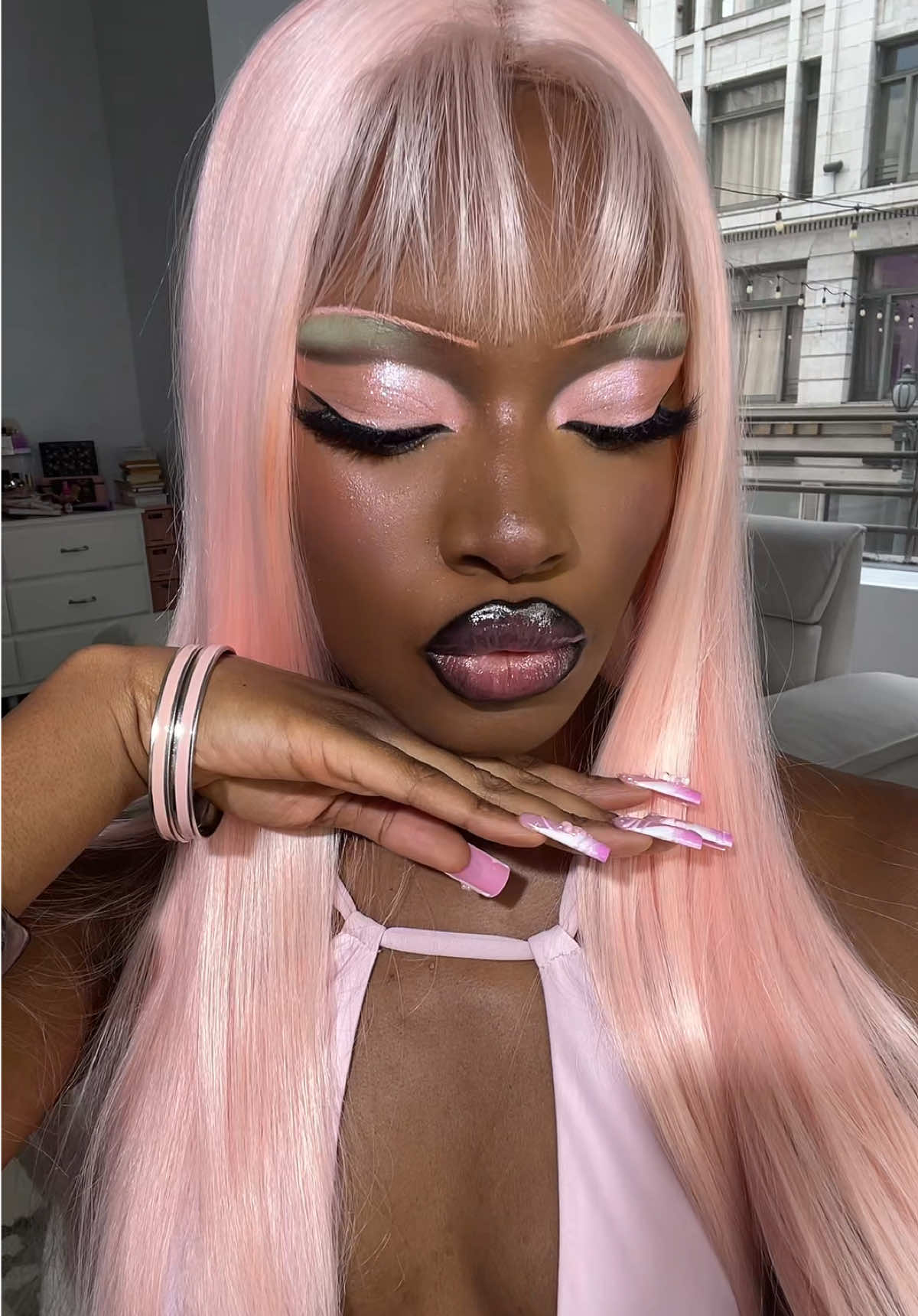A post by @ on TikTok caption: quicklyyyy!!!!! #fyp #makeupinspo #eyemakeup #pinkeyeshadow 