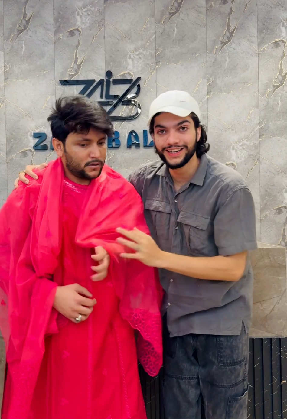 A post by @ali._.jutt900 on TikTok caption: Lal pari agae 😂 #alijutt900 #alijutt_bag_wala 