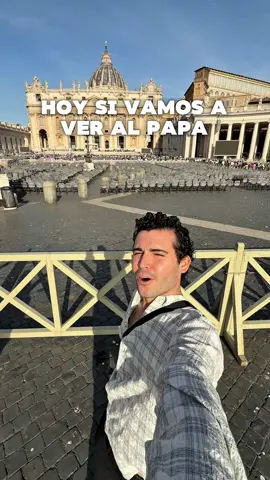 A post by @maulopezzz on TikTok caption: conocí a rauw Alejandro y al papa