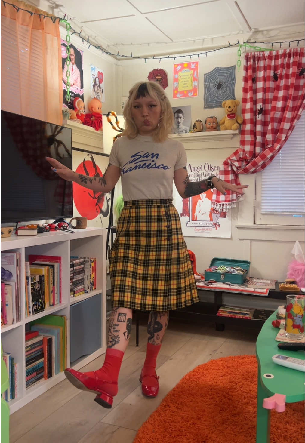 A post by @catchinglizards on TikTok caption: headed to SF :) #ootd 