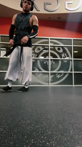 A post by @sonyjohnn3 on TikTok caption: Mejorando para sacar una full plancha 😩😓#gym #calistenic 