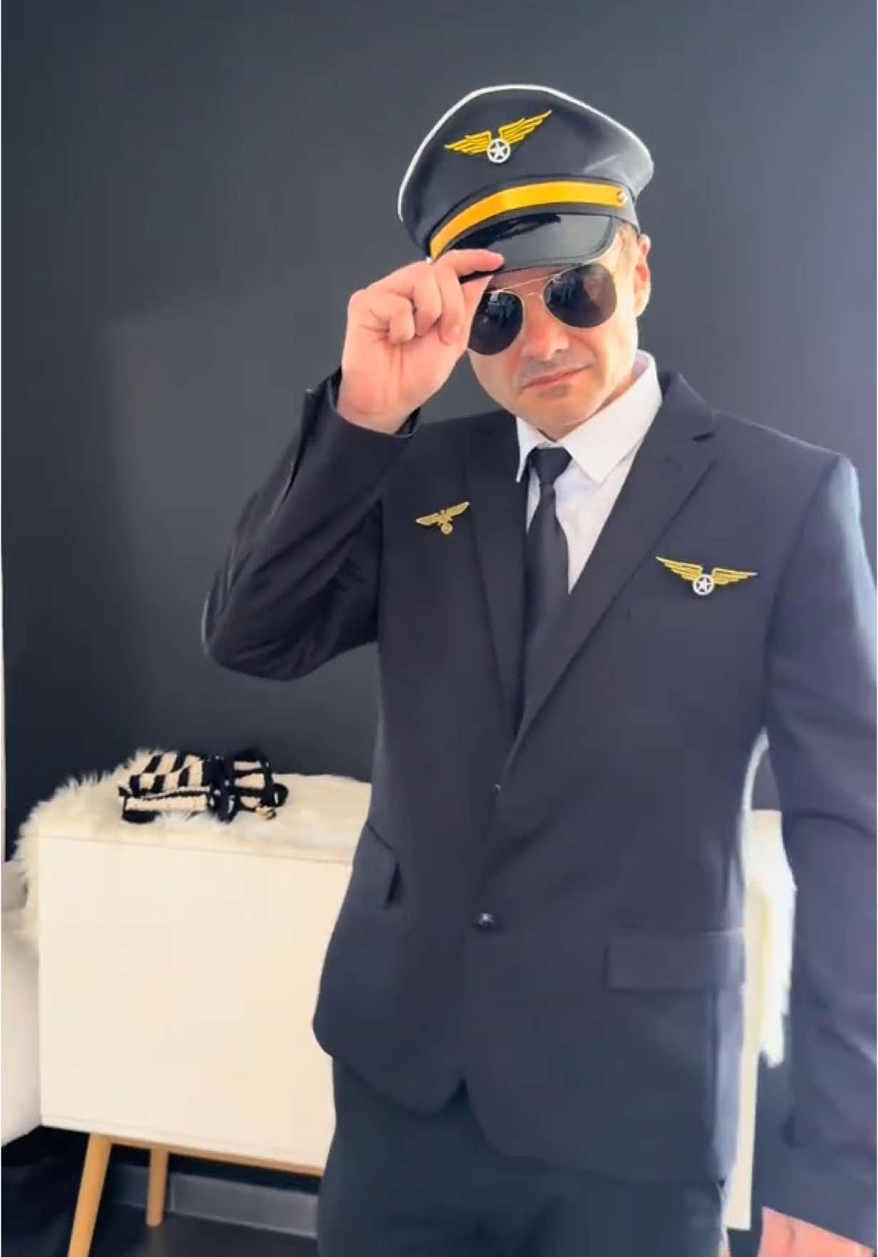 A post by @audreyarnod on TikTok caption: Je vous montre mon déguisement dimanche 😂🐝🐝🐝🐝 à côté de Peter le pilote je me sens toute petite et fragile 😂😂 Bon week-end les amis 💋💋