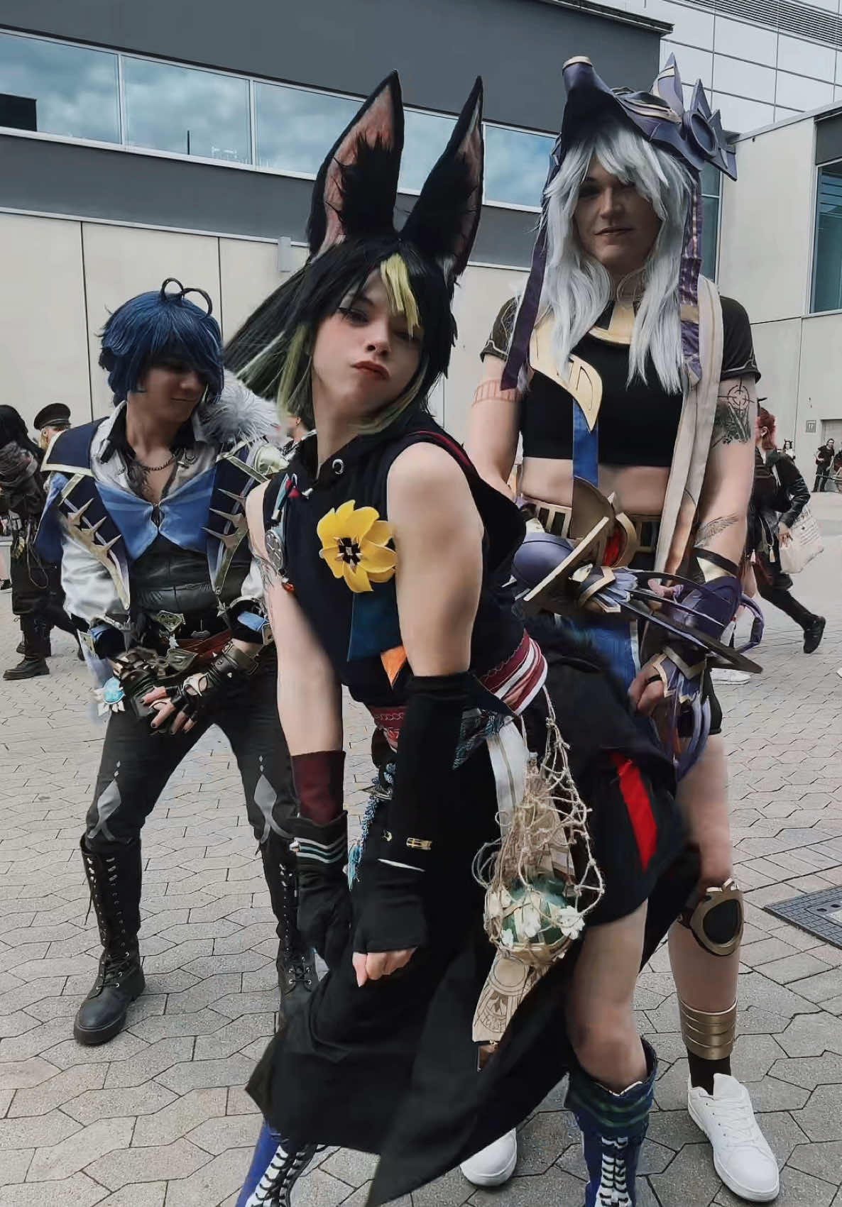A post by @teacakecos on TikTok caption: rockin’ that body at #dokomi 😘🧋 @Lena_Kuroi / レナくろい @bacon_joe #genshin #dokomi2025 #GenshinImpact #genshincosplay #tighnari #kaeya #cyno #germancosplayer #cynari 