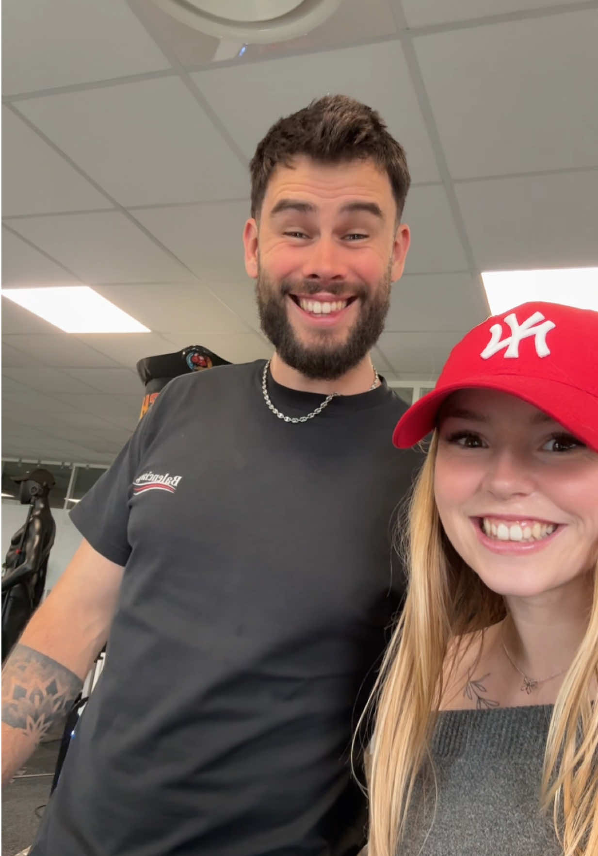 A post by @cocottee_ on TikTok caption: @LeBouseuh😂😂 #fyp #foryou #xyzbca #prank #drole #bouzi #lebouseuh #cocotte 
