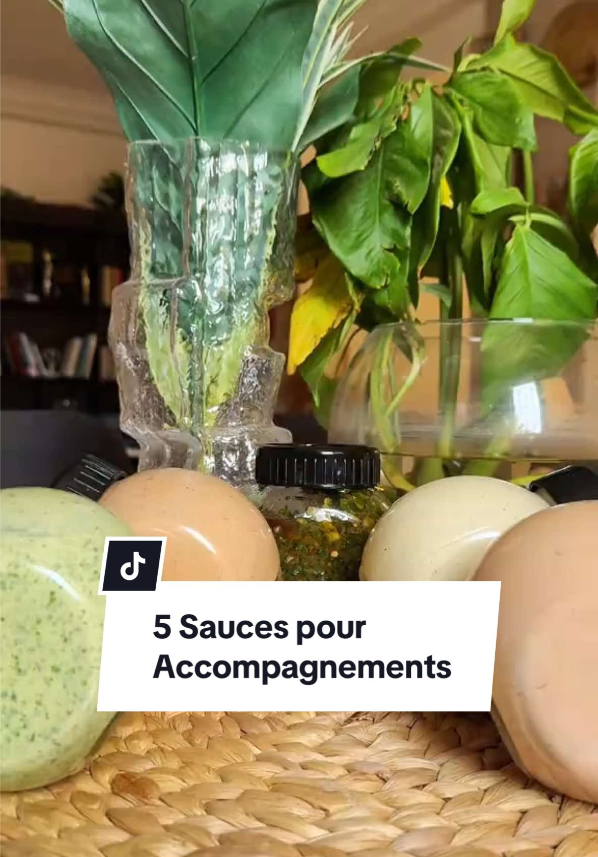 A post by @atelier_art_bi on TikTok caption: Meytou lene khar bi mbeuk lene #artbi #artbidiayoul #atelierartbi #senegalaise_tik_tok #senegal #potager #gardentok #herbesaromatiques #sauces #sauceverte #saucecocktailmaison #saucemayo #sauces #chimichurri #eidmubarak 