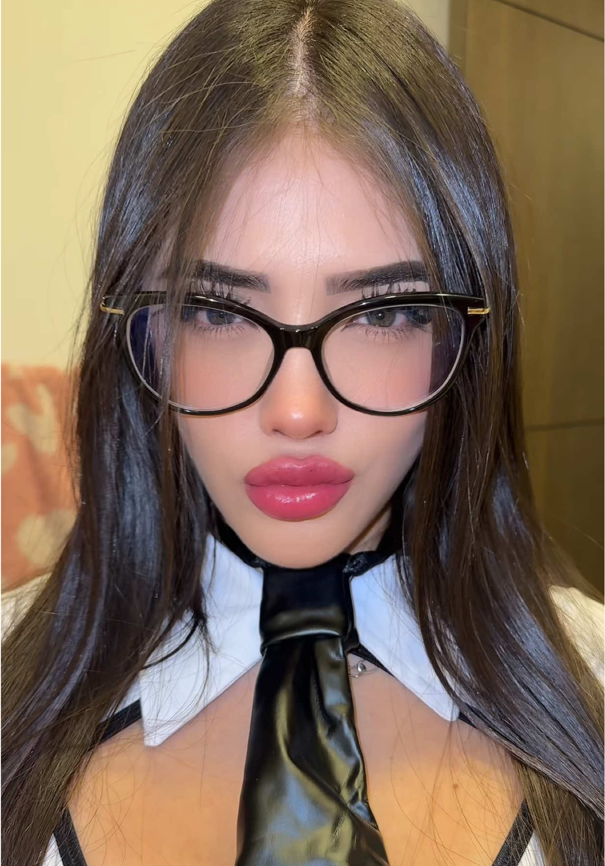 A post by @gabrielaaa0630 on TikTok caption: Mami que chulaaaaa me veo con lentes🤓😍 #fyp #parati 