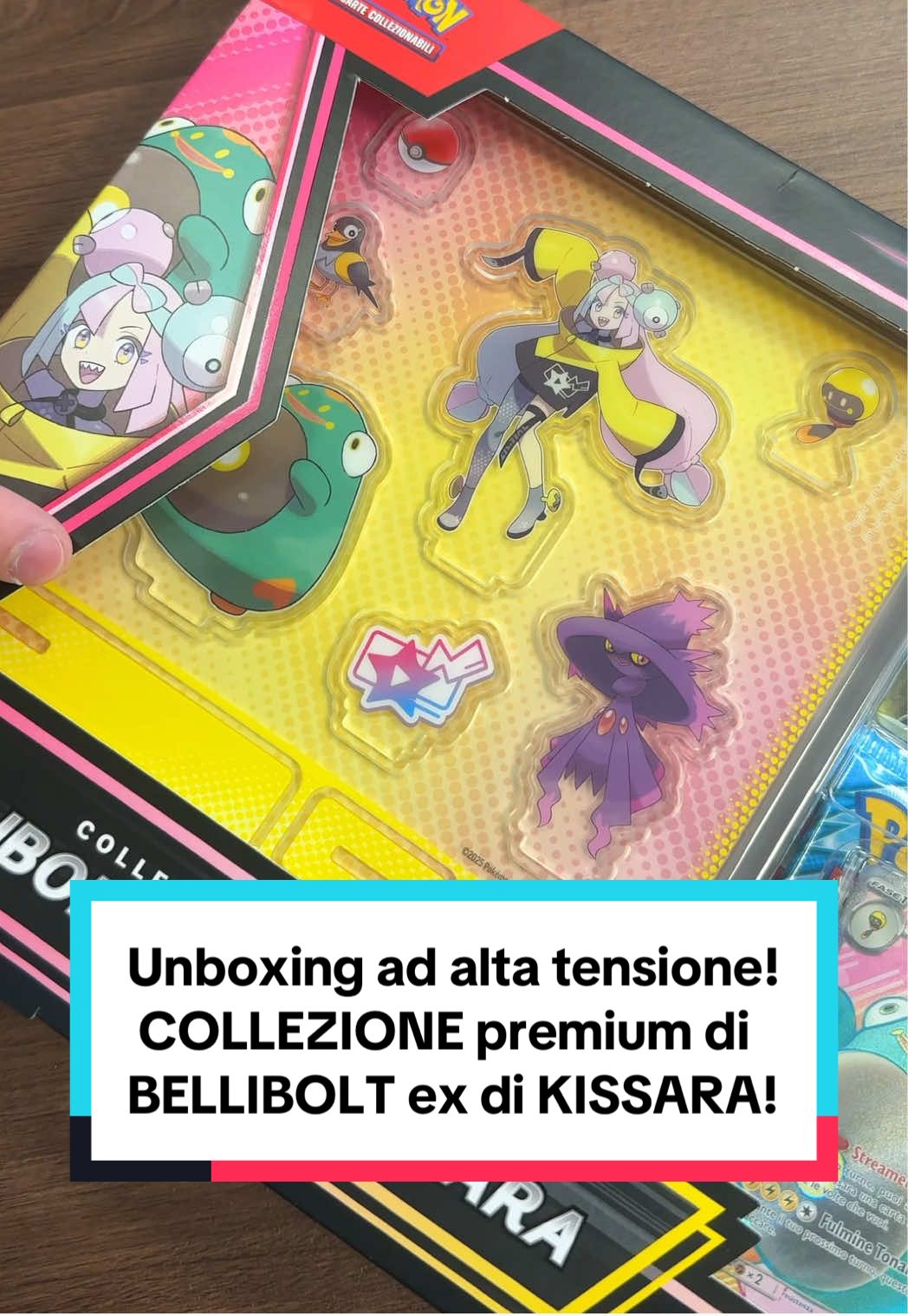 A post by @federic95ita on TikTok caption: Unboxing ad alta tensione! ⚡ Nel video di oggi spacchetto la nuovissima Collezione Premium Bellibolt ex di Kissara, uno dei prodotti più… elettrizzanti degli ultimi tempi! La collezione è caratterizzata da un design accattivante e accessori che compaiono per la prima volta nel GCC Pokémon!  #federic95ita #federicstore #pokemon #CartePokemon #PokemonIta #pokemonscarlatto #pokemonvioletto #PokemonTCG #PokemonCards #PokemonCommunity #PokemonCollector #GottaCatchEmAll #PokemonTradingCardGame #TCGCommunity #PokemonCollection #kissara 