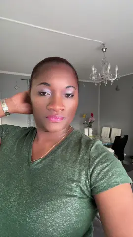 A post by @www.tiktok.isaora on TikTok caption: La lecture de l’heure en anglais#lavidadulte 