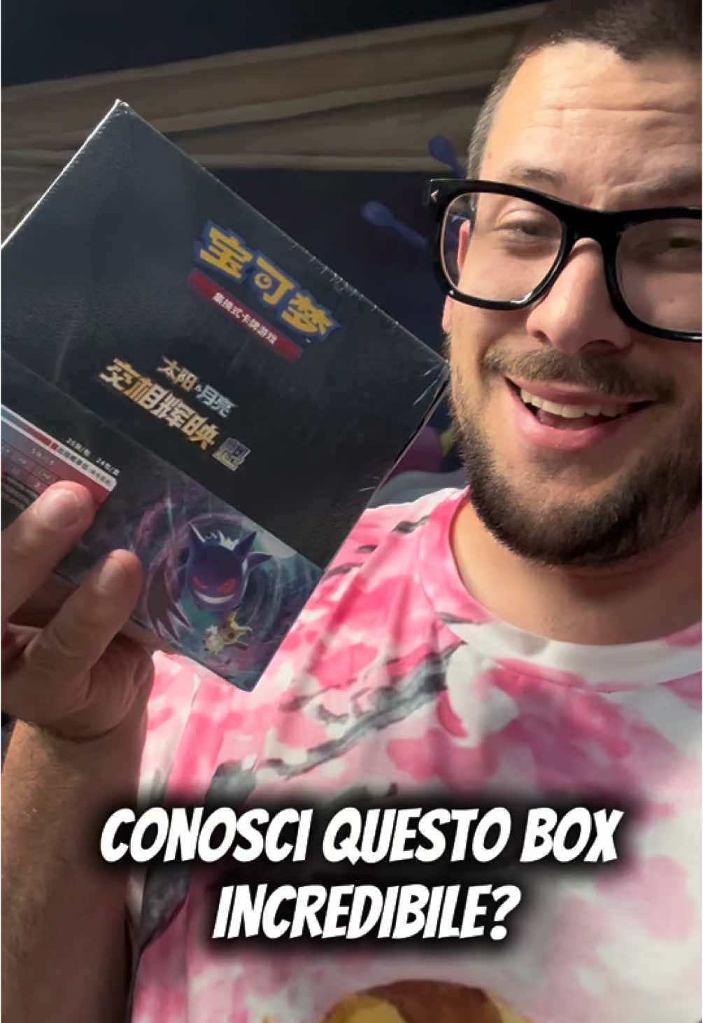 A post by @granmaestro_sowe on TikTok caption: Ritorniamo live alle 21:00, è possibile preordine le buste sul sito. #boxbreak #tagteam #giocodisquadra #sintoniamentale #pokemon #pokemonitalia 