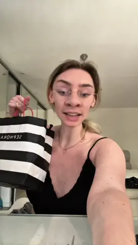 A post by @marie.akashaaa on TikTok caption: Je vais sentir bonne et en plus je serai protégé des UV 👺