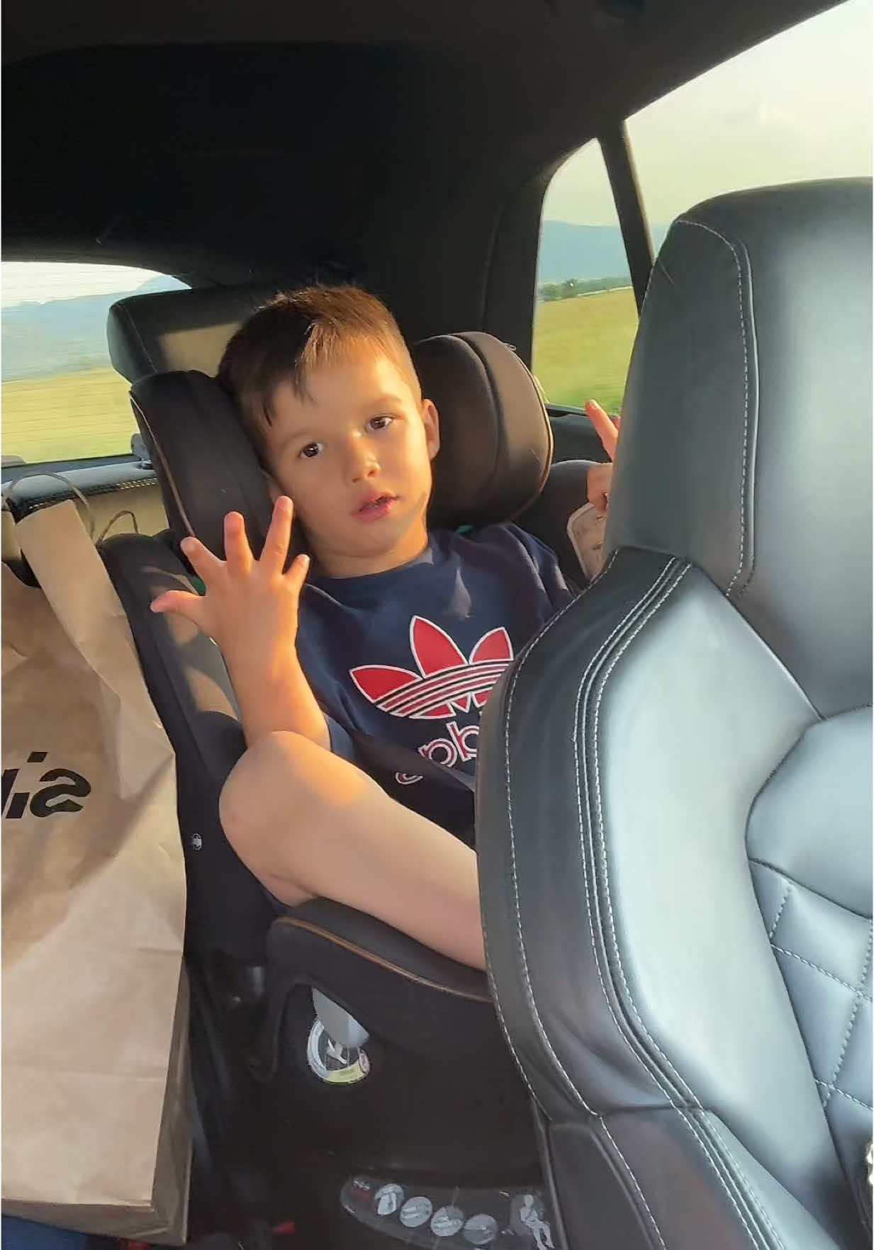 A post by @daniela.iliescu on TikTok caption: Ce scheme 🤣🤣