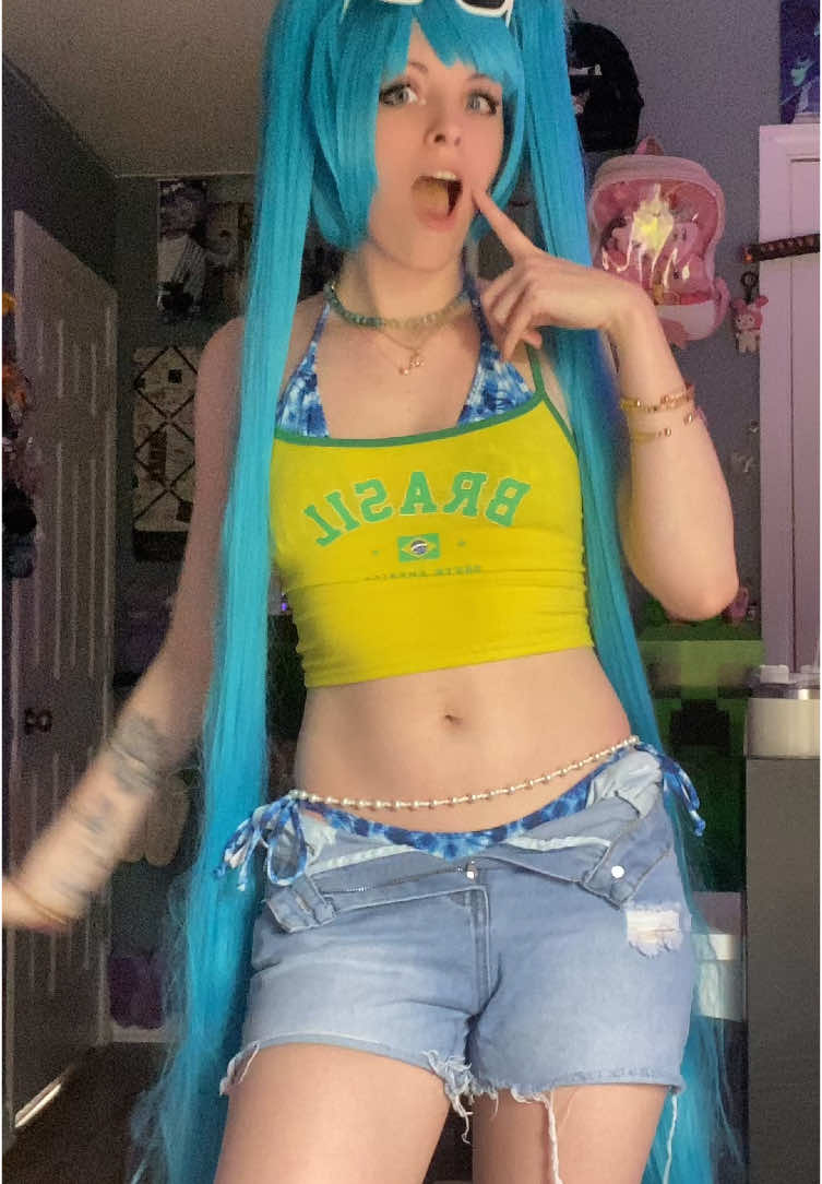 A post by @samzcos on TikTok caption: It’s Miku 🧍🏻‍♀️#miku #mikuhatsune #hatsunemiku #brazilmiku #brazilianmiku #vocaloid #samzcos 