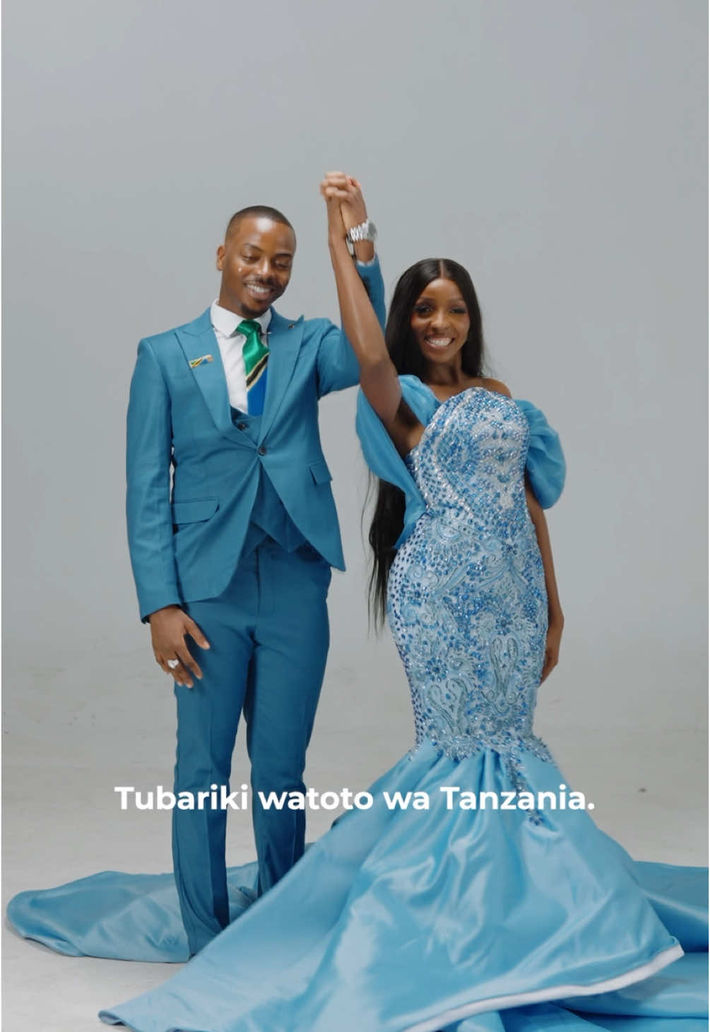 A post by @enioluwa on TikTok caption: Eid Mubarak kwa familia yangu ya Kitanzania. 🌙🇹🇿 Ni moja ya heshima kubwa maishani mwangu kuimba wimbo wenu wa taifa. Asanteni kwa kunipokea, kwa kunifanya nijiskie niko nyumbani, mahali ambapo nimejisikia kuonekana, kupendwa na kuwa salama. Ninawapenda sana, napenda chakula chenu, tamaduni zenu na kila kitu kinachofanya Tanzania kuwa tajiri ,tofauti na ya kipekee. Huu si wimbo tu , bali ni heshima ya upendo, umoja, na shukhrani ya dhati kwenu. Naomba mpokee zawadi hii kutoka moyoni mwangu. ❤️