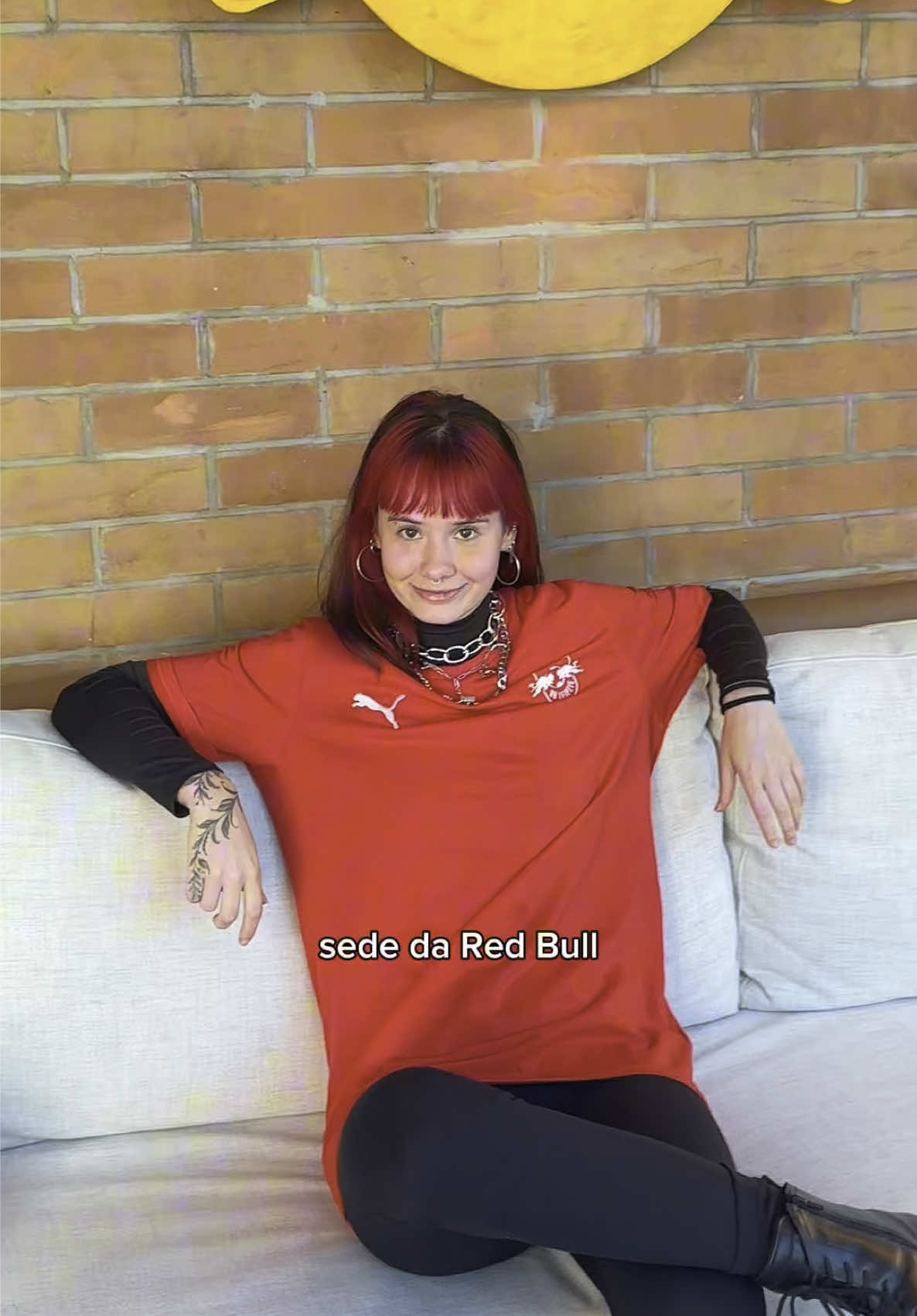 A post by @juliakbarni on TikTok caption: Alguns amigos dizem que não devo contar as coisas boas antes de acontecerem, para evitar “maus olhares”. Mas eu penso diferente: estou fazendo a cobertura das batalhas Red Bull Dance Your Style com @Red Bull Brasil 🇧🇷 e isso já é incrível pra mim, pois é algo que gosto e acompanho faz tempo. Existe o empecilho pois meu visto foi negado um tempo atrás e a final internacional será em Los Angeles 👹 estou no processo pra resolver isso. Então, sim, quero dividir essa conquista em tempo real e já sou grata por essa oportunidade. Agora é só esperar o melhor e me acompanhem nessa jornada (sim estou nervosa, mas fé)   #TeDáAaasas 