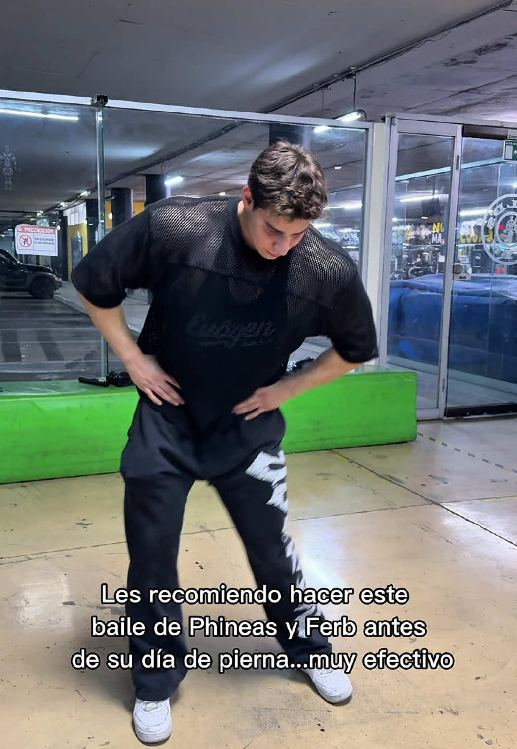 A post by @axelmguerra on TikTok caption: El ritual para el Leg day 🍗 #GymTok #fitness #fyp #gym #fitnessmotivation #aesthetic 