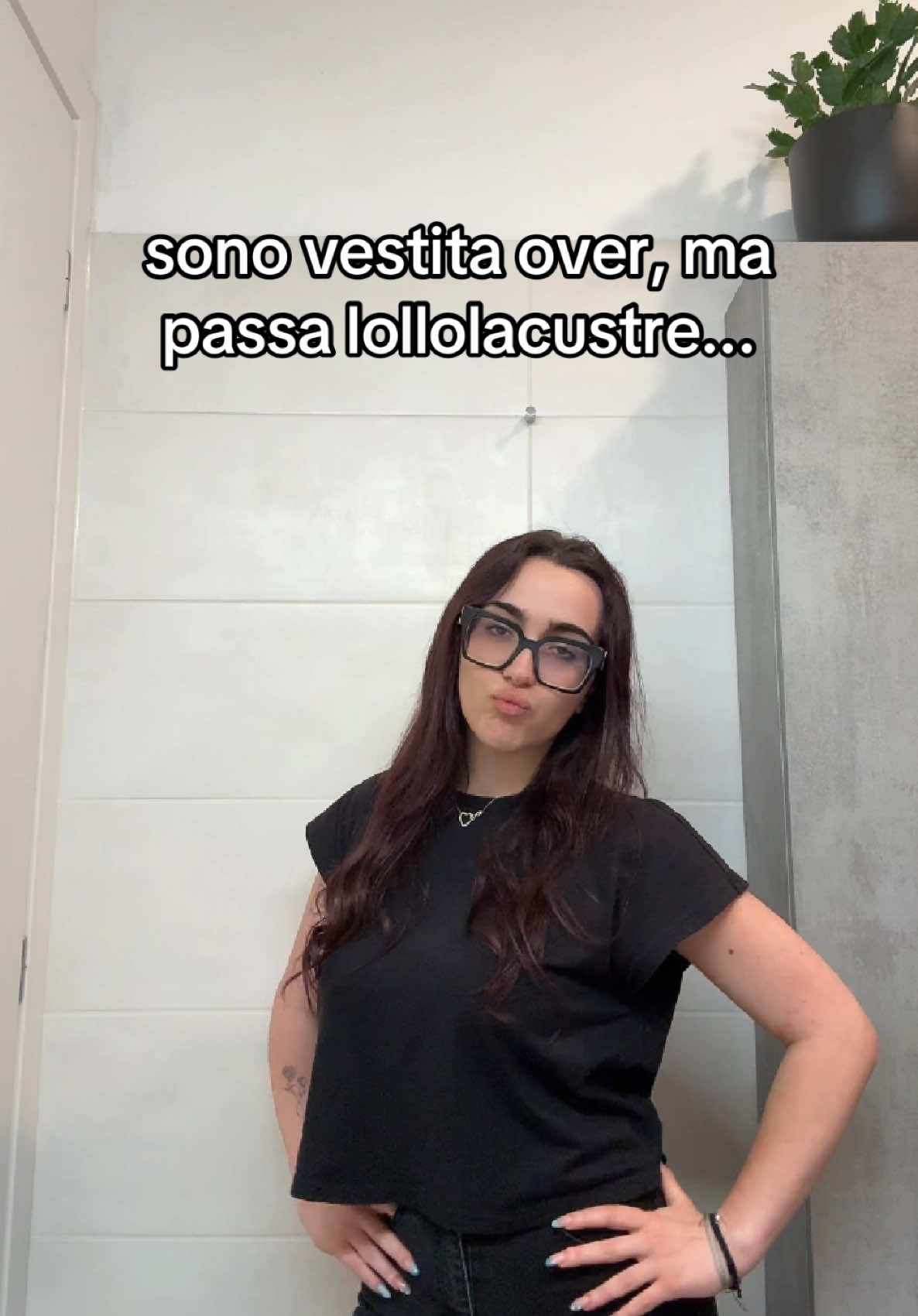 A post by @lollolacustre on TikTok caption: sgamata mentre faceva i tiktok sul mio telefono @Laura😈 🙏🏻😭