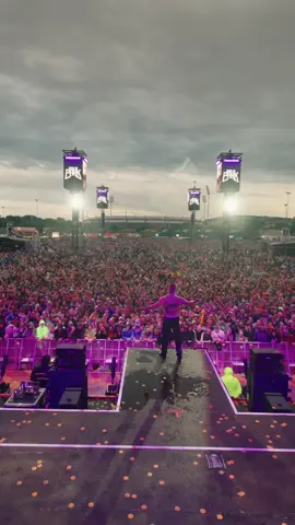 A post by @kontrak on TikTok caption: DANKE @Rock im Park !!! Morgen sehen wir uns endlich wieder aufm @Rock am Ring 💯🦾 #kontrak #geborenumzuleben #rockimpark #rockamring #NewMusic 