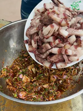 A post by @myaing94 on TikTok caption: ပဲခေါက်ဆွဲနဲ့ ဝက်သားချဉ်စပ်သုပ် @nomnommyanmar #Myaing #FYP  #nomnom #nomnom #နွန်နွန် #nomnommyanmar 